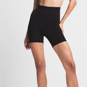 Skims Seamless Sculpt Mid-Thigh Short